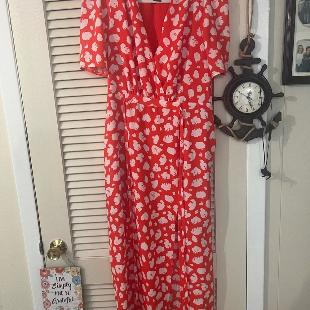 Wore only once. Beautiful summer dress.